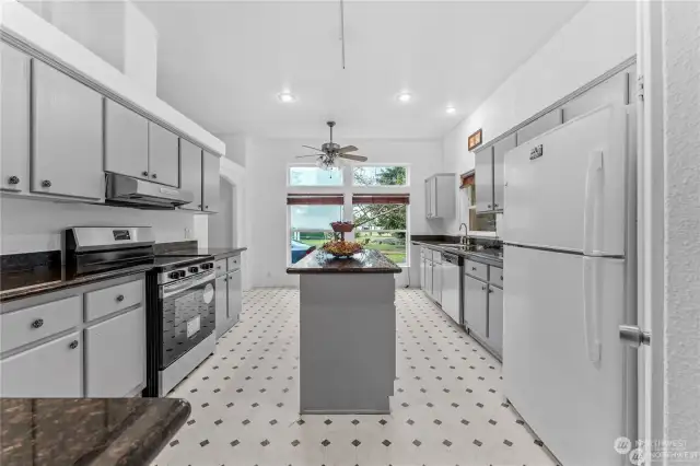 Huge kitchen w/ island