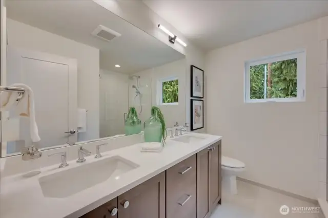 photos of model unit 13544 A - mirror image