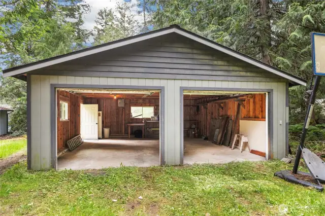 A detached 2-car garage (672 sq ft) provides ample room for vehicles and all your lake toys.