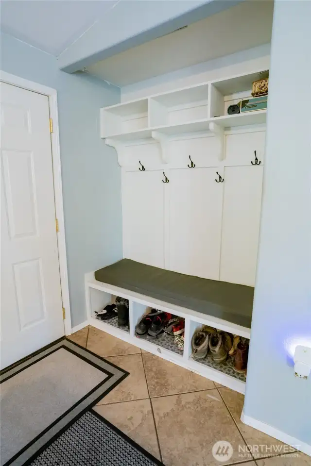 Entryway alcove