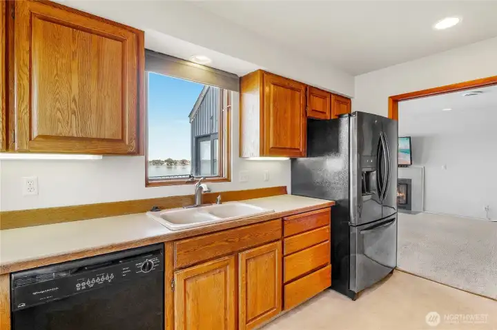 Open sightlines so you never miss a lake view while cooking