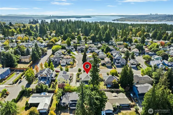 Located just minutes from Kirkland’s lively waterfront, parks, trails, shopping, and excellent schools, this home is nestled in a desirable Eastside location. Your next chapter begins here!