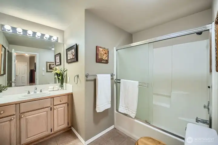 Oversized main bathroom w/linen closet