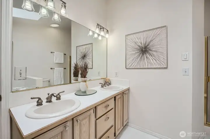 5 pc primary bath. Double sinks a plus!