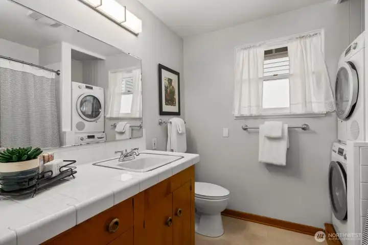 Full bath on main w/laundry