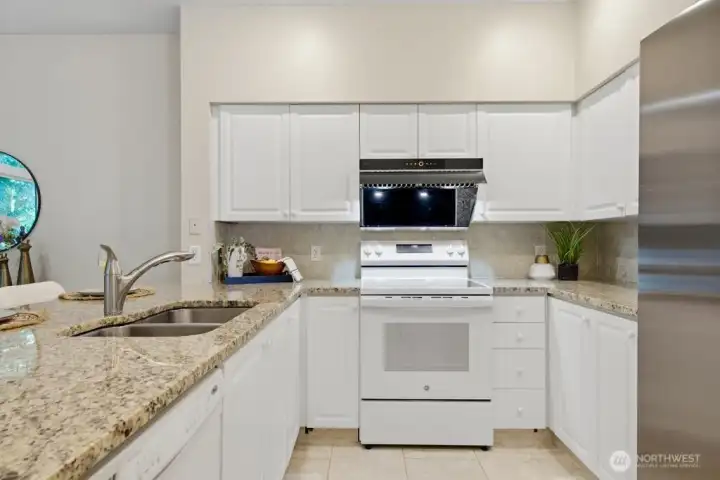 Perfect kitchen with beautiful granite countertops! Perfect kitchen with beautiful granite countertops!