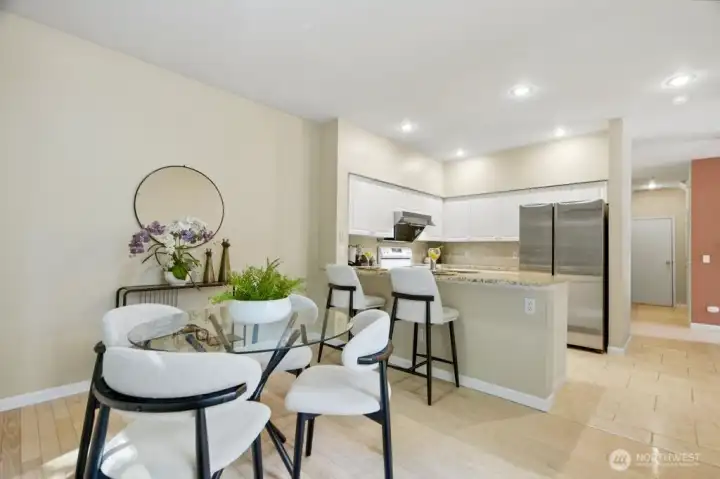 Large dining room! Large dining room!