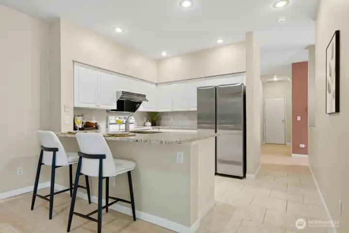 Beautiful kitchen with breakfast bar! Beautiful kitchen with breakfast bar!