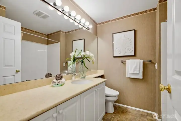 Spacious guest full bathroom! Spacious guest full bathroom!