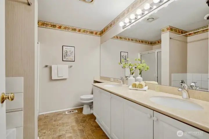 Large primary bathroom with 2 sinks! Large primary bathroom with 2 sinks!