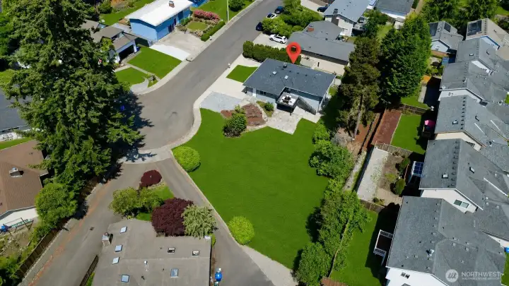 Peaceful cul-de-sac setting with nearby parks, lake access, and convenient commuting access Peaceful cul-de-sac setting with nearby parks, lake access, and convenient commuting access