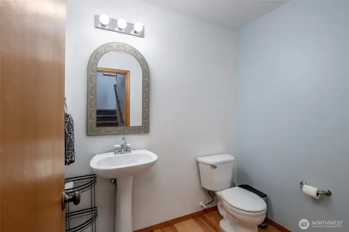 Downstairs 1/2 bathroom