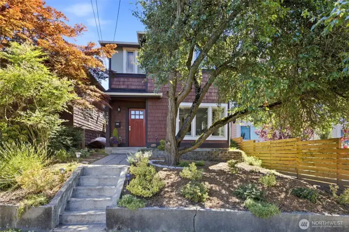 Charming entry fully landscaped with lush trees and foliage Charming entry fully landscaped with lush trees and foliage