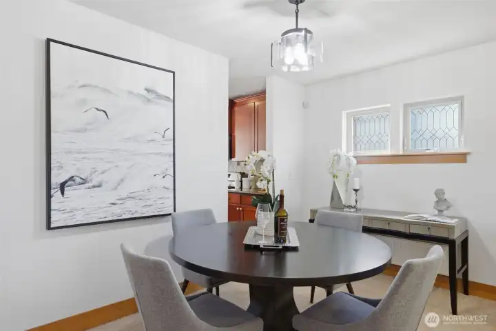 Space for dining table directly adjacent to kitchen Space for dining table directly adjacent to kitchen