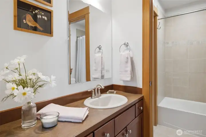 Jack n jill full bathroom between two guest bedrooms Jack n jill full bathroom between two guest bedrooms