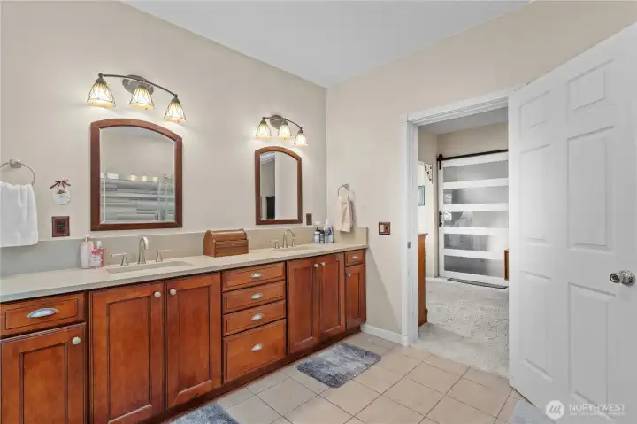 Primary En Suite Bath w/Dual Sink Vanity, Quartz Counters and Tile Floors.