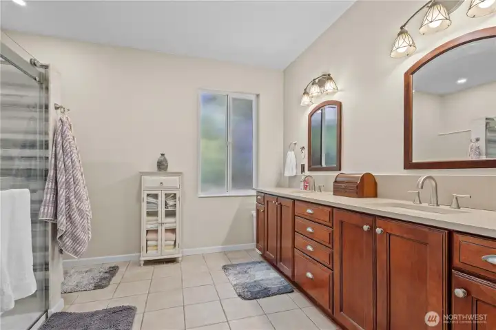 Primary En Suite Bath w/Tile Floors