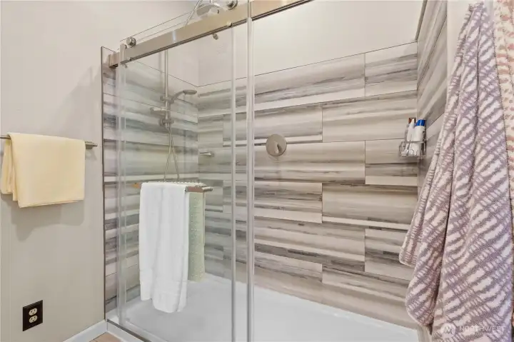 Primary En Suite Bath w/Custom Tiled 6ft Shower w/Glass Doors