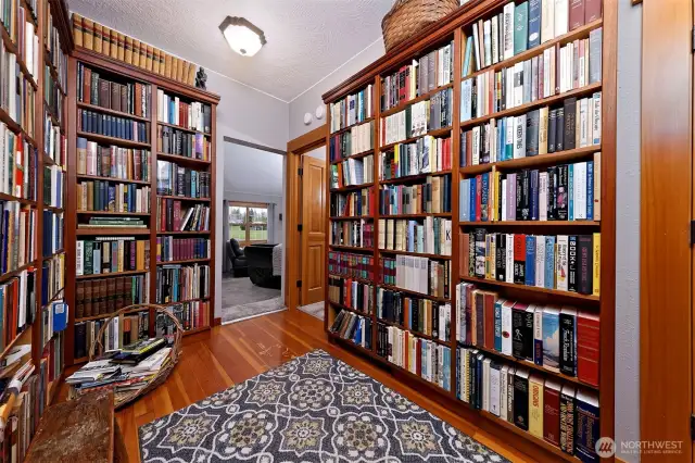 Oh, and there's A LIBRARY, too!  So beautiful!