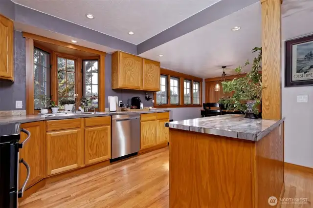 Very nice kitchen!