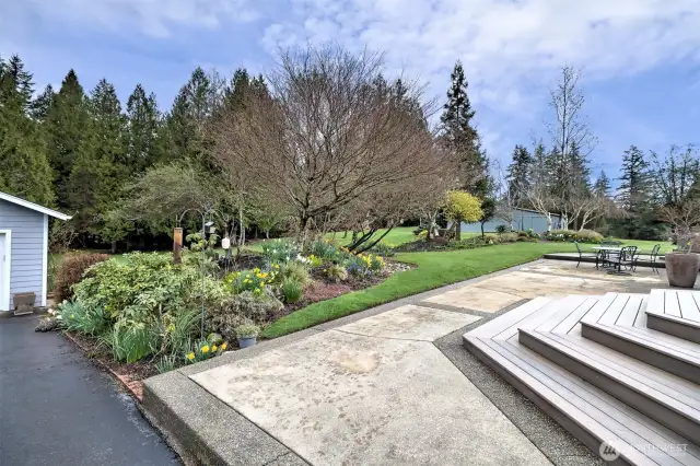 Beautiful landscaping throughout!