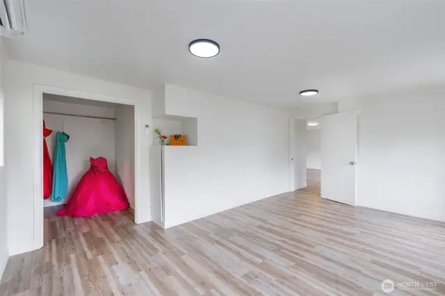 Primary bedroom Large walk-in closet