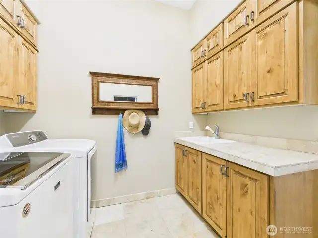 LAUNDRY/MUD ROOM - Off Garage entry