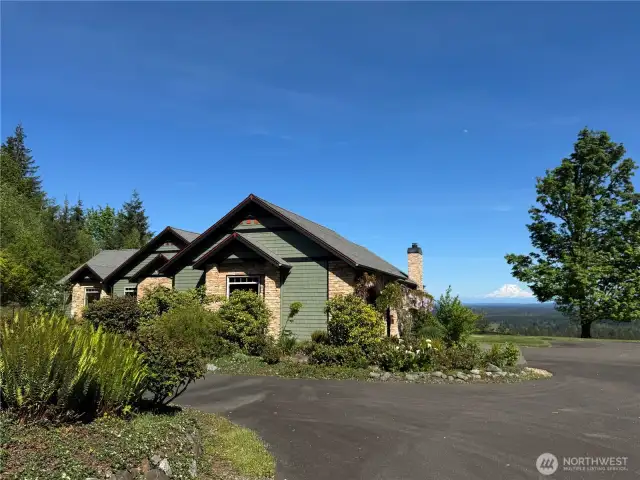 RIGHT SIDE (Garages on right...)--- Mt Rainier views!