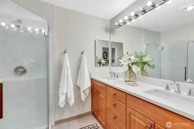 Dual sinks in the Primary bath for added convenience