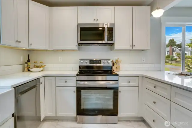 Brand-new built-in cupboards and cabinets offer ample, convenient storage—designed to keep everything organized while enhancing the kitchen’s clean, modern look. The undercounter lighting is an elevated touch.