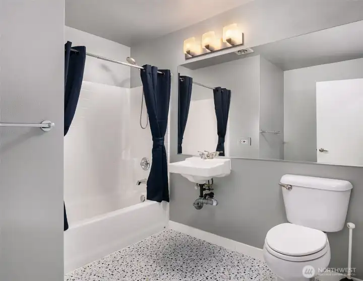 ADA- accesible 2nd bathroom.