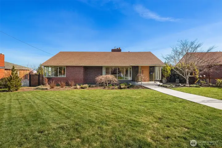 Spacious front yard, well manicured.