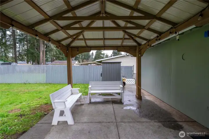 Covered patio area for entertaining