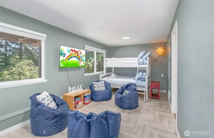 Downstairs bonus room - lots of space for seating area or guest bunk nook!