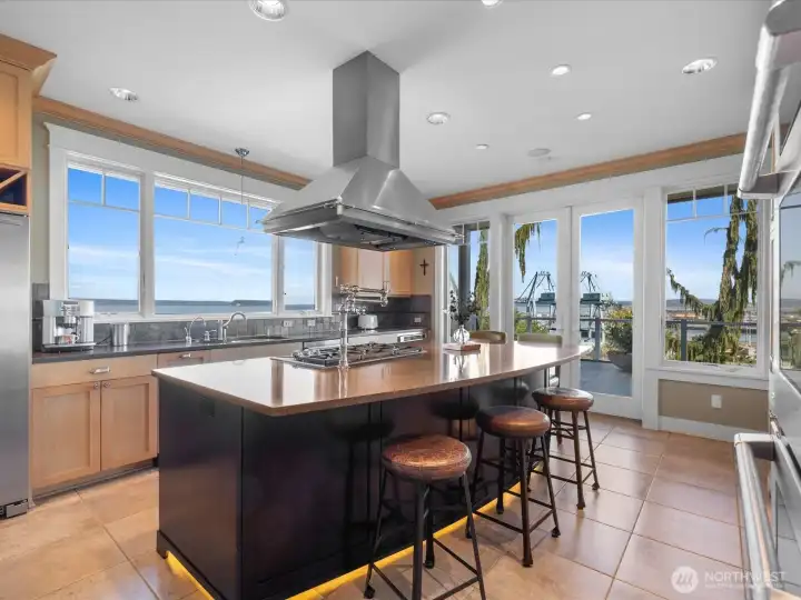 Large breakfast bar with water viewsd