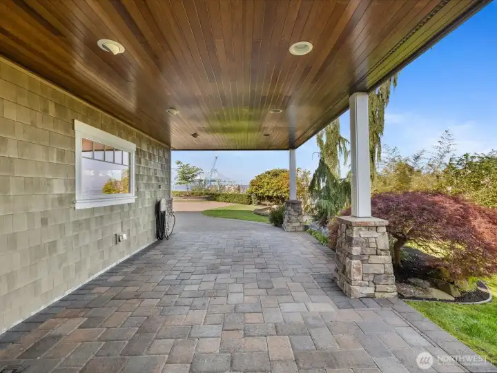 Lower lever deck that flows into the backyard