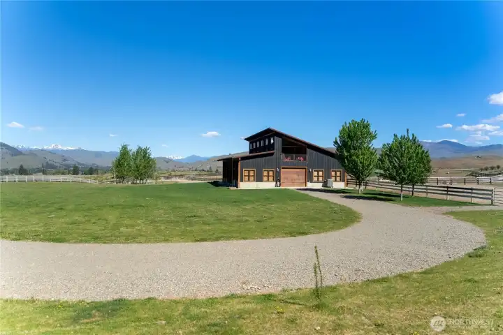 The drive-thru barn and circular driveway makes moving your horses or other creative pursuits a breeze.