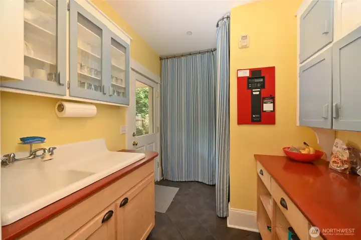 Secondary home kitchen prep space