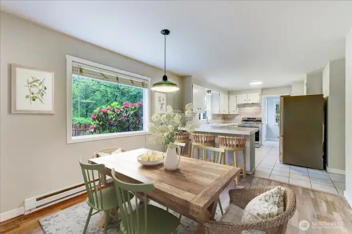 Virtually staged dining Virtually staged dining