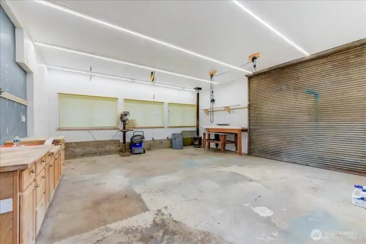 Woodworker/mechanics dream with high bay roll up door and no shadow lighting. Woodworker/mechanics dream with high bay roll up door and no shadow lighting.