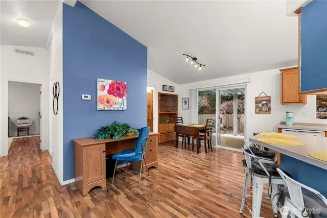 Livingroom behind, facing the dining area, hall to bedrooms