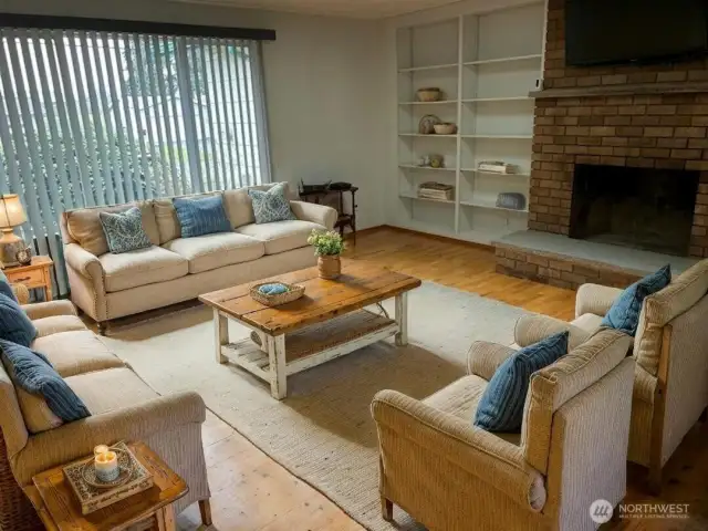 VIRTUAL STAGED LIVING ROOM