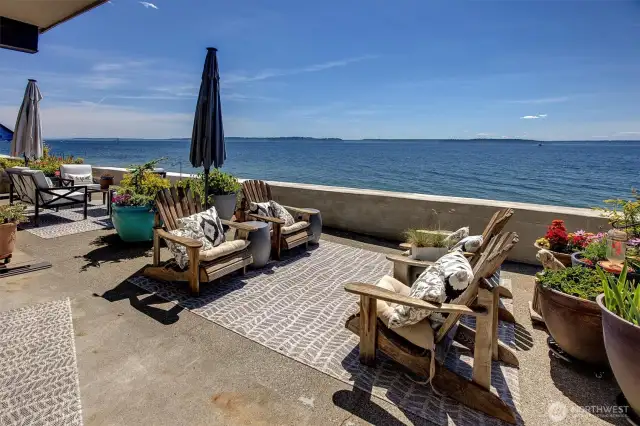 ~opens to large beach side patio