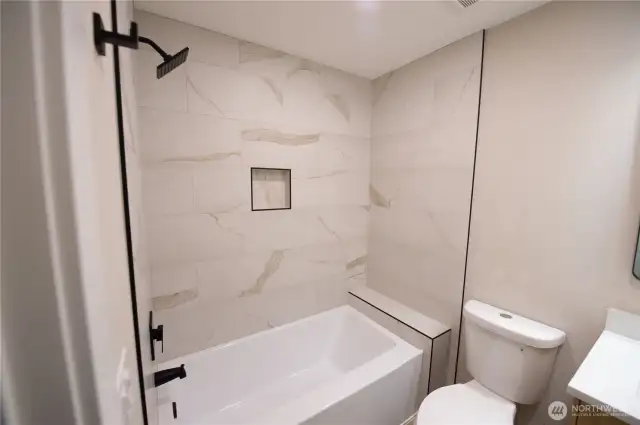 Main bathroom w/ bathtub