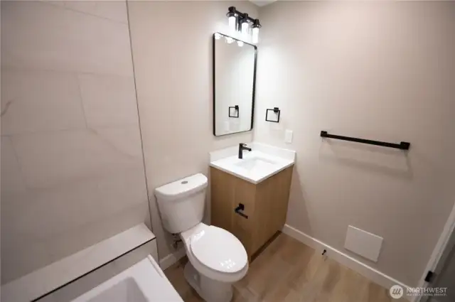 Main bathroom w/ bathtub