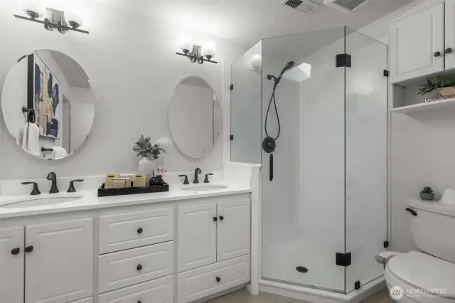 The en-suite with under counter mounted Kohler sinks.