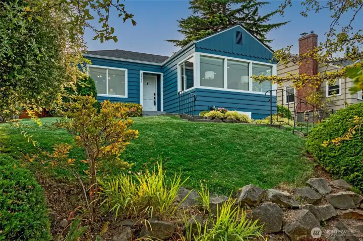 1943 34th Ave W in Magnolia
