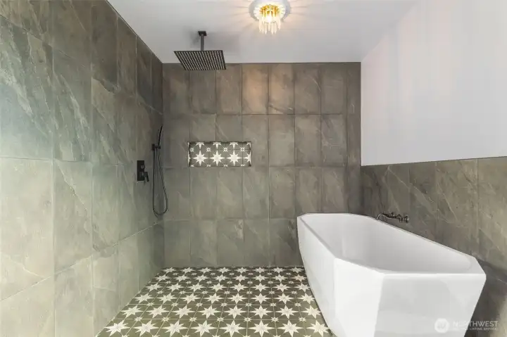 Rainfall shower head and free standing bath tub.