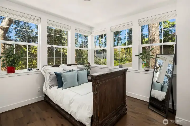 Flooded with sunlight, the upper-level bedroom suite features six windows that capture the beauty of Queen Anne’s picturesque streets.