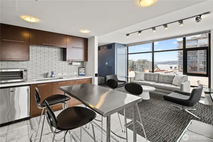 7th floor lounge with wet bar, facilities, and view